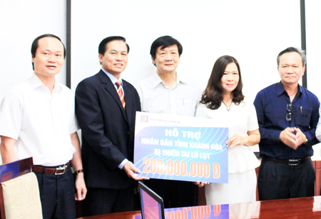 Trao 200 triệu đồng hỗ trợ thiệt hại do mưa lũ