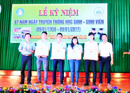 Trao 20 suất học bổng &quot;Tiếp sức đến trường&quot;
