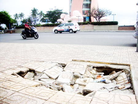 Vỉa hè khu vực Quảng trường 2-4 sụt lún