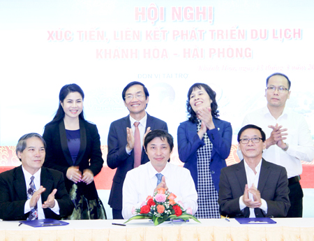 Lễ ký biên bản thỏa thuận hợp tác du lịch giữa Hiệp hội Du lịch Nha Trang - Khánh Hòa với Hiệp hội Du lịch Hải Phòng và Vietnam Airlines