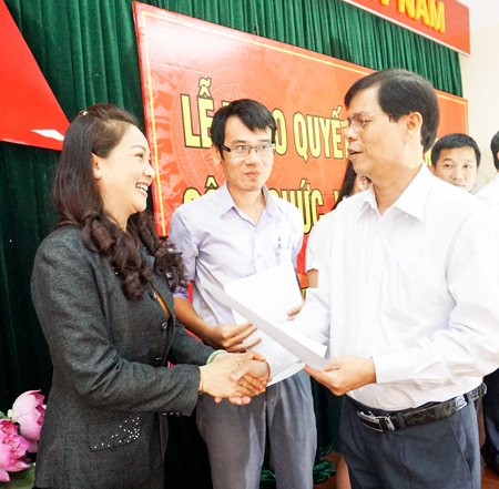 Trao quyết định tuyển dụng cho 102 thí sinh trúng tuyển