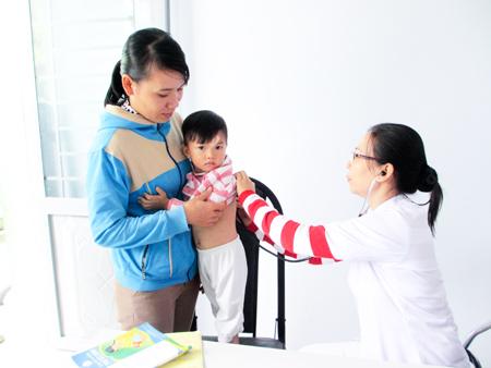 Khám sức khỏe cho trẻ em tại Trạm Y tế xã Ninh Thượng