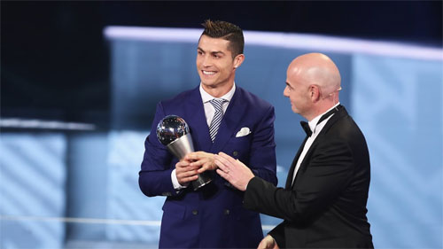 Đích thân Chủ tịch FIFA, Gianni Infantino xướng tên và trao giải cho Ronaldo. Ảnh: FIFA