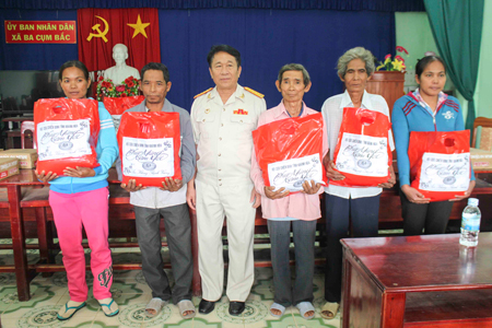 Tặng quà cho hộ nghèo đồng bào dân tộc thiểu số Khánh Sơn