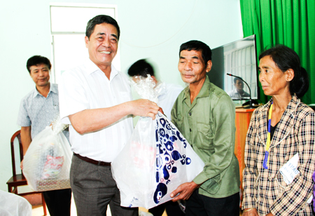 Tặng quà Tết cho các địa phương