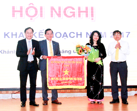 Nhận cờ thi đua xuất sắc của Bộ Thông tin và Truyền thông