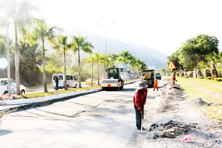 Công nhân đang thi công đoạn trước khu du lịch Diamond Bay