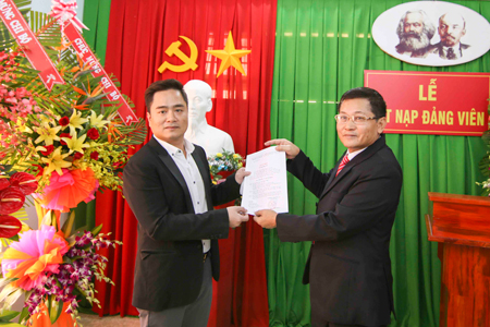 Kết nạp 2 quần chúng ưu tú vào Đảng