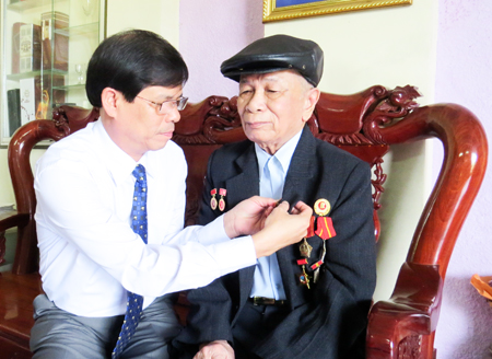 Trao huy hiệu 60 năm tuổi Đảng cho ông Lê Hiệu và Trần Lợi