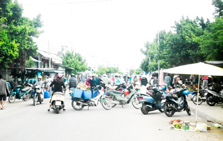 Họp chợ chiếm lòng, lề đường