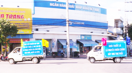 Tuyên truyền phòng, chống tác hại thuốc lá bằng xe lưu động ở TP. Nha Trang