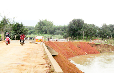 Cầu Suối Khao qua Tỉnh lộ 8 đã được khắc phục tạm thời để bảo đảm giao thông