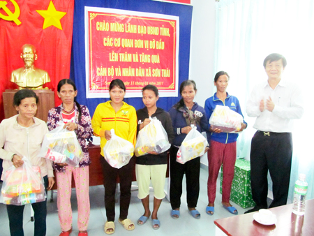 Lãnh đạo tỉnh thăm, tặng quà các địa phương, đơn vị