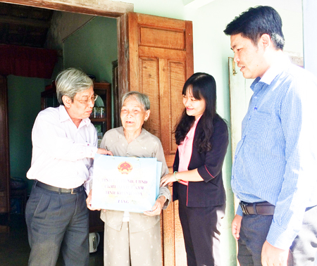 Thăm, tặng quà gia đình chính sách tiêu biểu huyện Vạn Ninh, Diên Khánh