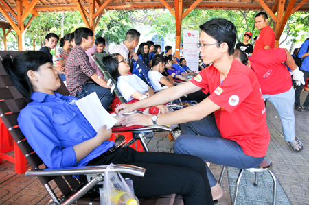 Đoàn viên, thanh niên Trường Đại học Nha Trang tham gia hiến máu