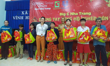 Trao tặng 3.600 phần quà Tết cho người nghèo