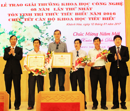 Lãnh đạo tỉnh trao bằng khen cho các tác giả có công trình đạt giải thưởng