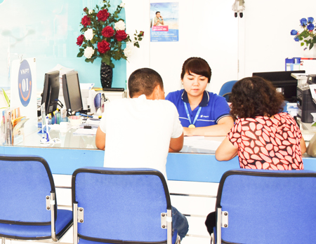 Nhân viên Trung tâm Kinh doanh - VNPT Khánh Hòa hướng dẫn khách hàng đăng ký dịch vụ di động VinaPhone