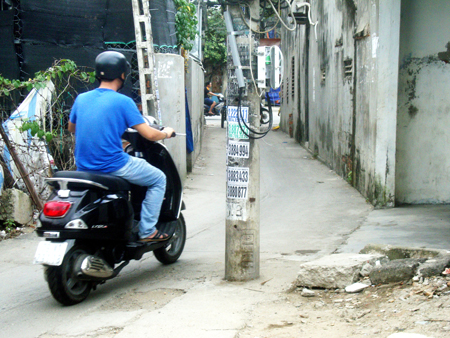 Mong di dời trụ điện giữa hẻm