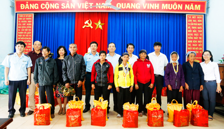 Đoàn trao quà cho người dân xã Sơn Hiệp