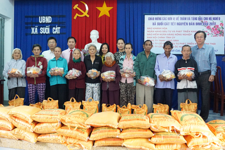 Tặng 523 suất quà Tết cho người dân xã Suối Cát