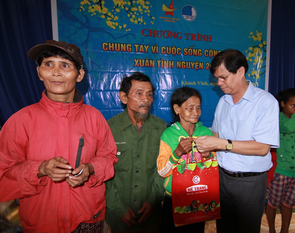 Ông Nguyễn Tấn Tuân tặng quà cho bà con.
