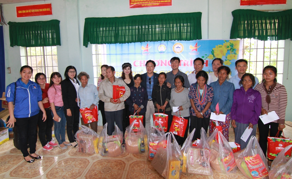 Đồng bào dân tộc thiểu số nhận quà của ban tổ chức.