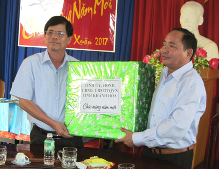 Lãnh đạo Tỉnh ủy tặng quà Tết tại huyện Khánh Vĩnh