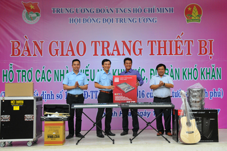 Ban tổ chức bàn giao trang thiết bị cho đại diện Nhà Thiếu nhi huyện Vạn Ninh