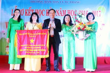 Trường Mầm non Lý Tự Trọng đón nhận cờ thi đua của Chính phủ