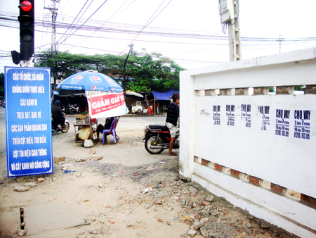 Tường vừa xây đã bị dán rao vặt