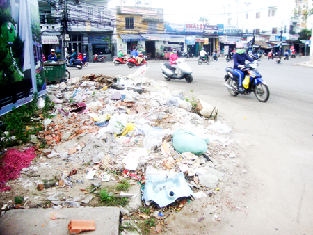Rác, xà bần chiếm lòng, lề đường