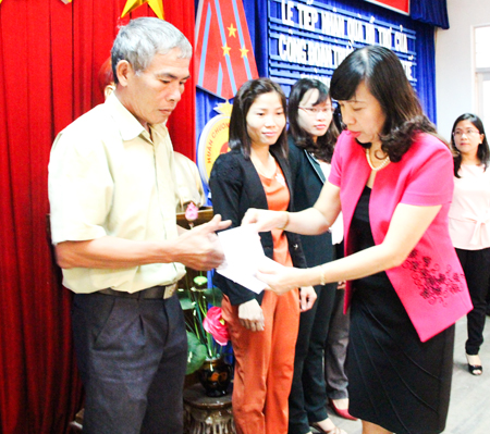 Bà Trương Minh Hà - Chủ tịch Công đoàn ngành Giáo dục (bên phải) trao hỗ trợ