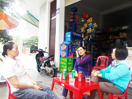 Cán bộ hội thăm hỏi gia đình hội viên tại nơi tái định cư