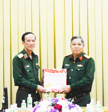 Thiếu tướng Nguyễn Đình Tiến (bên trái) trao quà cho Bộ Chỉ huy Quân sự tỉnh