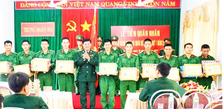 Tiễn 98 quân nhân hoàn thành nghĩa vụ quân sự trở về địa phương