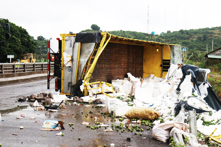 Xe chở trái cây bị lật