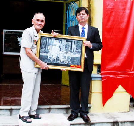 Thăm và dâng hương tại khu tưởng niệm Chủ tịch Hồ Chí Minh tại Nha Trang