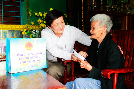 Đồng chí Trần Sơn Hải thăm, chúc Tết gia đình bà Nguyễn Thị Ẩm