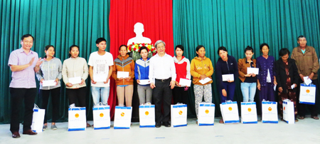 Đồng chí Lê Xuân Thân và đồng chí Nguyễn Đắc Tài trao quà cho bà con xã Ninh Trung