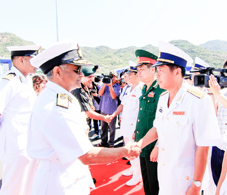 Lãnh đạo Công ty TNHH Tân Cảng - Petro Cam Ranh  trong lần tiếp đón chỉ huy tàu hải quân Ấn Độ thăm cảng