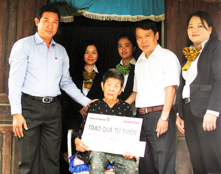 Lãnh đạo Báo Khánh Hòa và Ngân hàng TMCP Vietcombank Nha Trang trao tiền ủng hộ  của bạn đọc cho cụ Mai Thị Lòng (thôn Xuân Mỹ, xã Ninh Thọ, thị xã Ninh Hòa) vào tháng 3-2016
