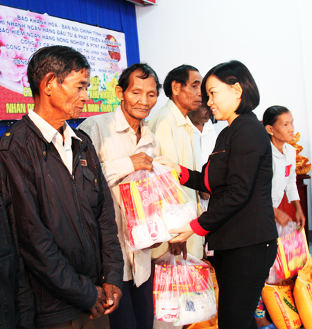 Bà Thái Thị Lệ Hằng- Phó Tổng biên tập Báo Khánh Hòa trao quà Tết cho người dân xã Suối Cát