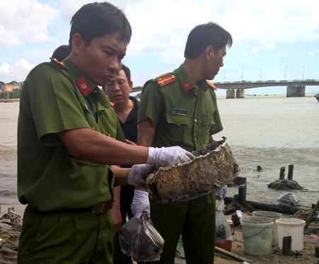 ... và lấy một số mẫu vật để đưa đi giám định.