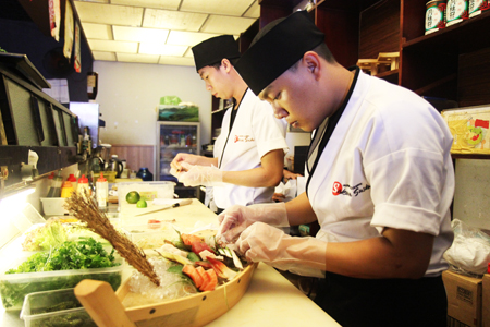Đầu bếp nhà hàng Sushi Sakura Nha Trang chuẩn bị món ăn Nhật Bản