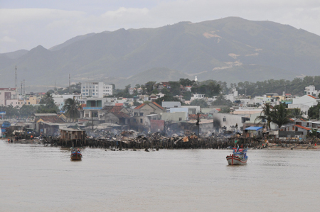 Tích cực công tác cứu nạn, cứu hộ vụ hỏa hoạn ở cồn Nhất Trí