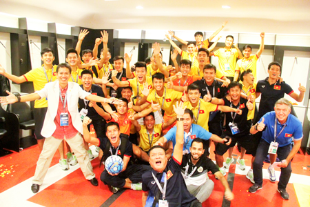 Niềm vui của U.19 Việt Nam khi dành vé World Cup 2017