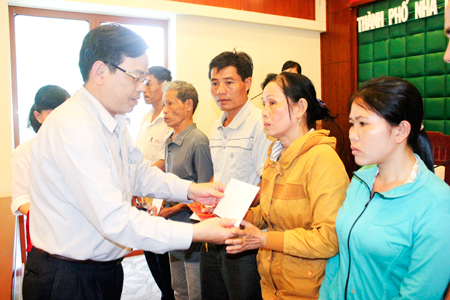 Ông Nguyễn Sỹ Khánh trao hỗ trợ cho những hộ dân  bị thiệt hại do mưa lũ