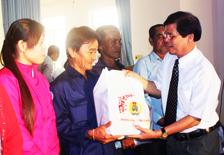 Đồng chí Nguyễn Tấn Tuân trao quà Tết cho người lao động