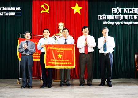 Đồng chí Trần Sơn Hải (thứ ba từ phải sang) trao cờ thi đua cho Sở Tài chính